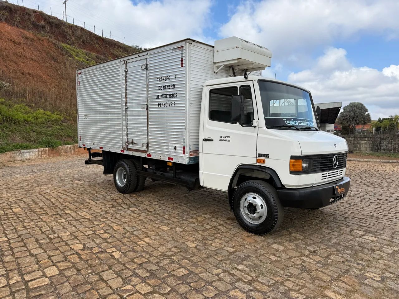 MB 709 BAÚ REFRIGERADO 