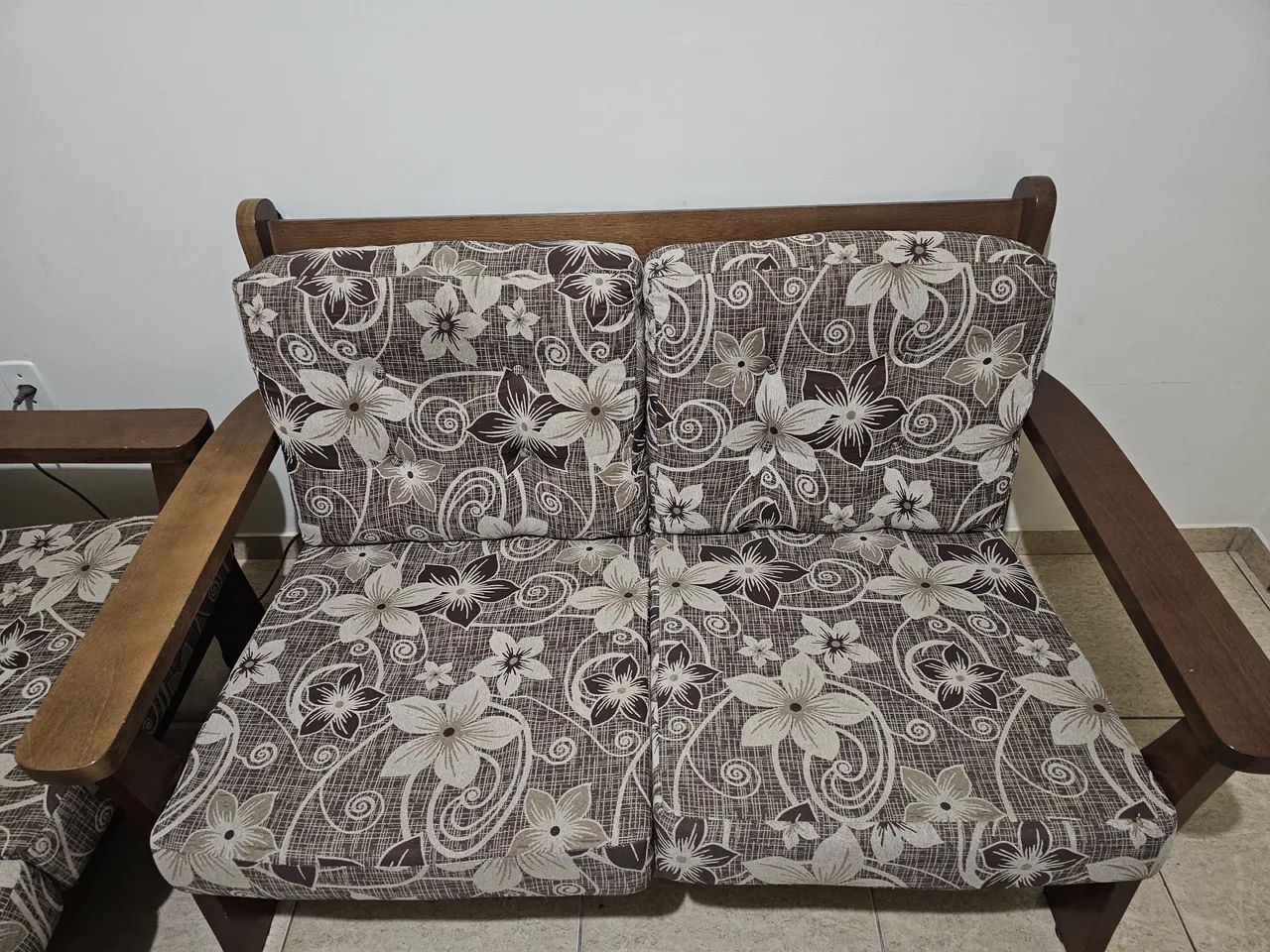 Sofá todo em madeira e recém reformado  - Foto 3