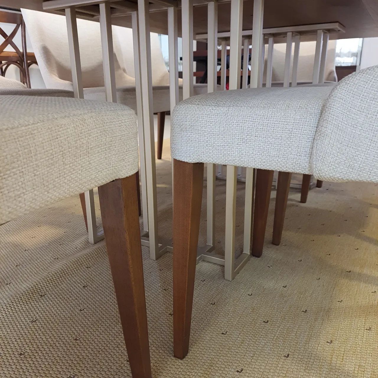 Mesa madeira maciça com vidro e 8 cadeiras em boucle - Foto 5