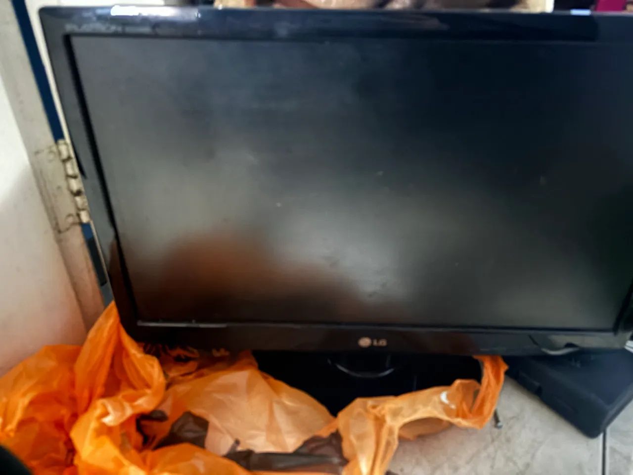 3 monitores (Dell / Positivo / LG) 