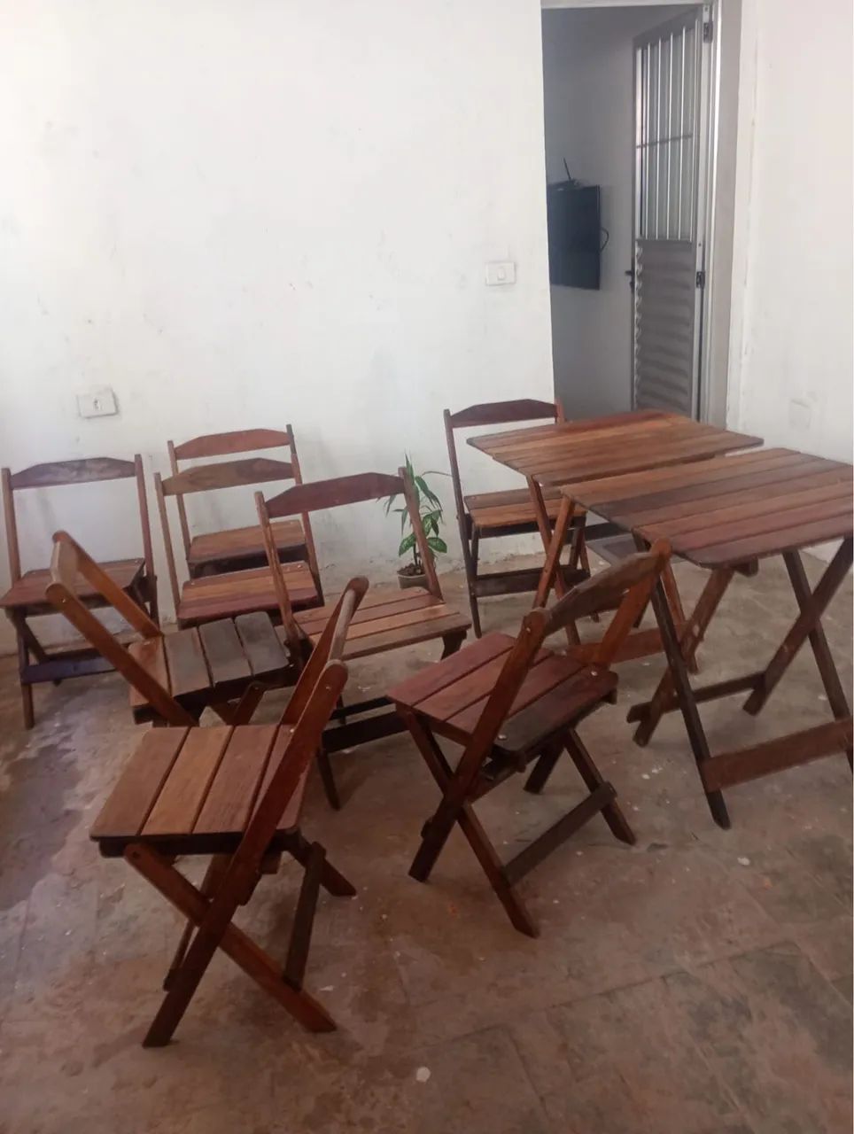 Dois jogos de mesa e calçadeiras madeira  - Foto 4