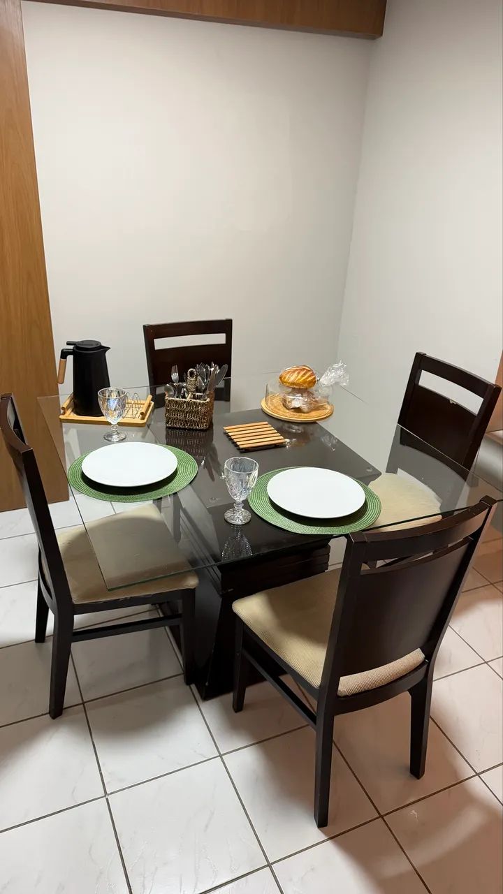 Mesa com tampo da vidro com 4 cadeiras