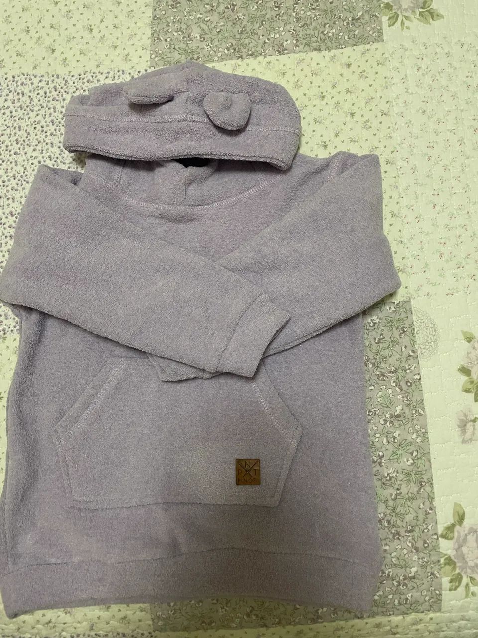 Este é um conjunto de moletom infantil verde com capuz e bolso canguru. - Foto 3