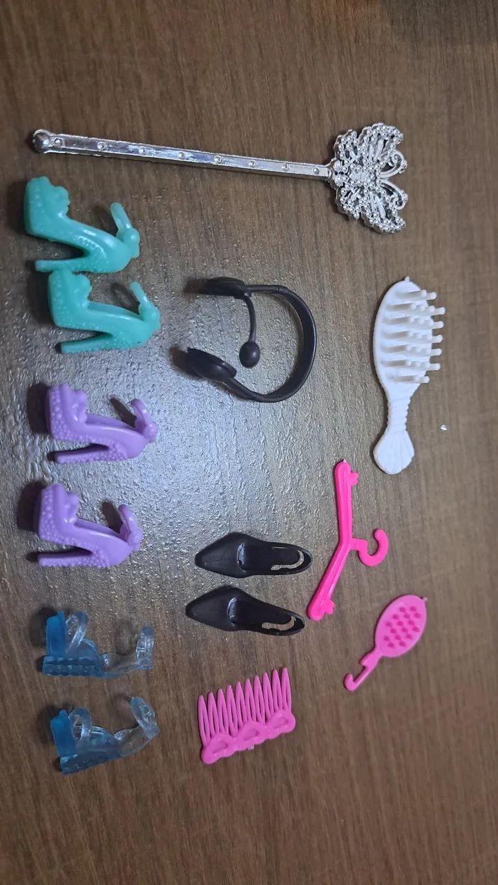 Lote acessórios e sucata (corpos) Barbie - Foto 2
