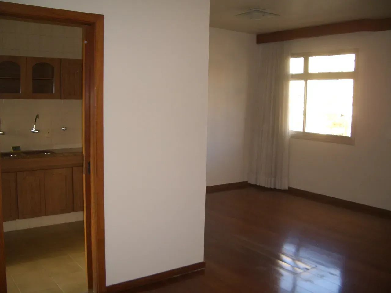 APTO DE TRÊS QUARTOS MUITO BEM LOCALIZADO - Foto 2