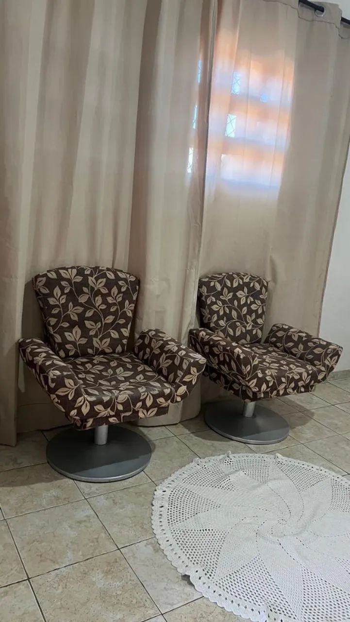 Mesa, duas cadeiras e duas poltronas.