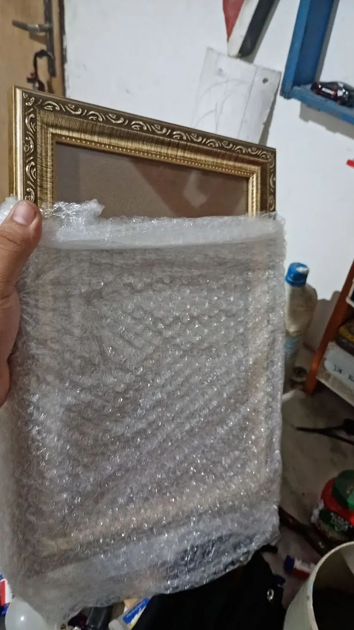 Moldura pra certificado A4 dourada trabalhada e com vidro  - Foto 2