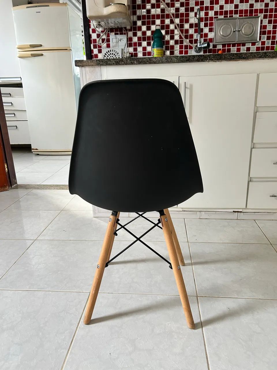 Cadeira Jantar Charles Eames Eiffel Dkr Polipropileno preta - super nova - Foto 4