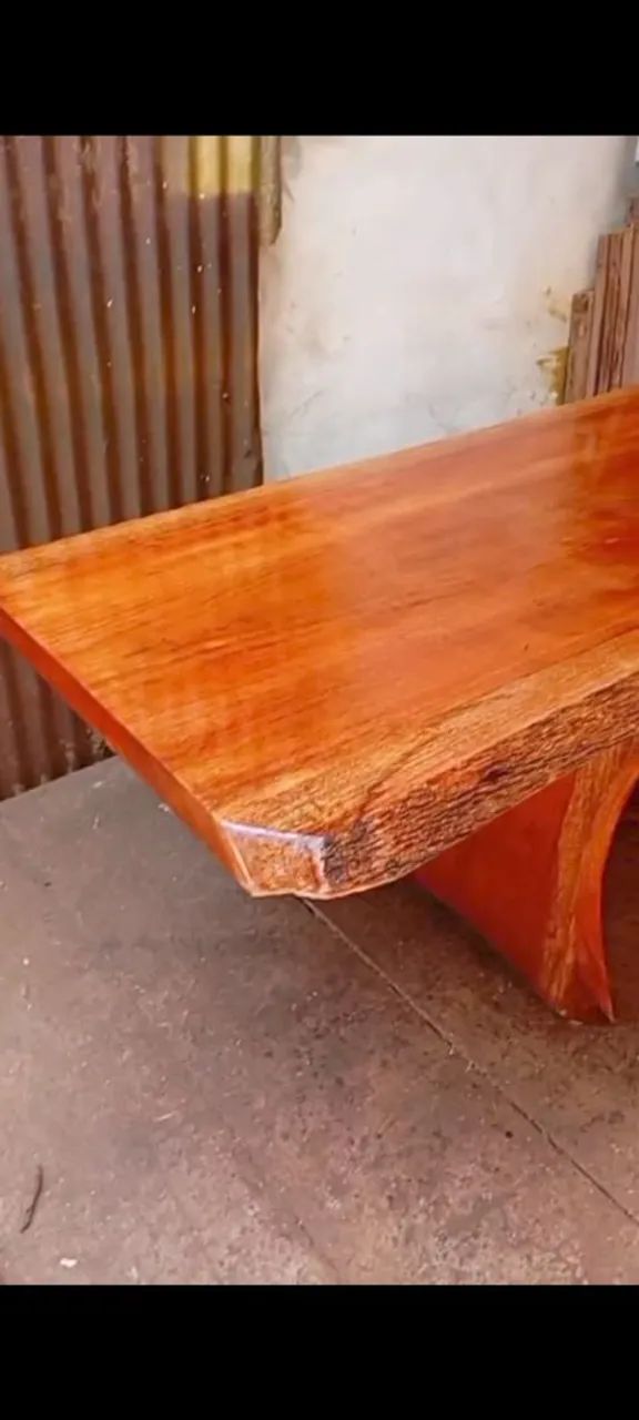 Mesa rústica de madeira