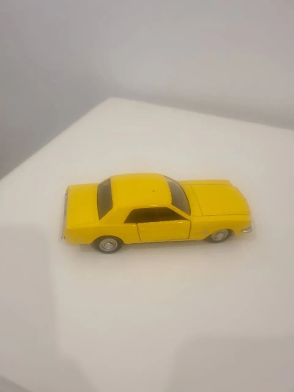 Carrinho de ferro mustang amarelo - Foto 4