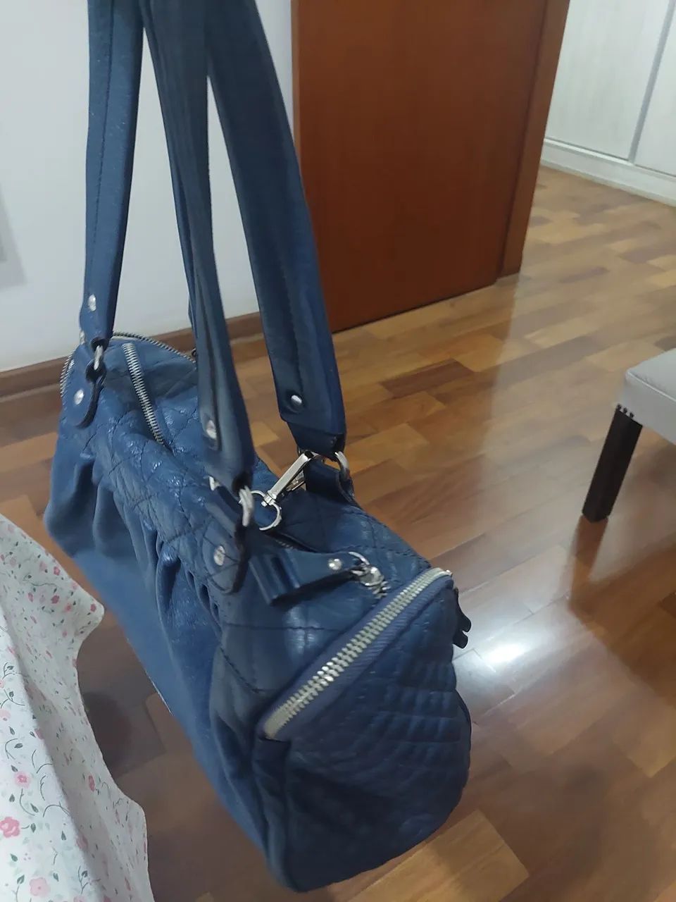 Bolsa pequena azul com bolso laterais - Foto 2