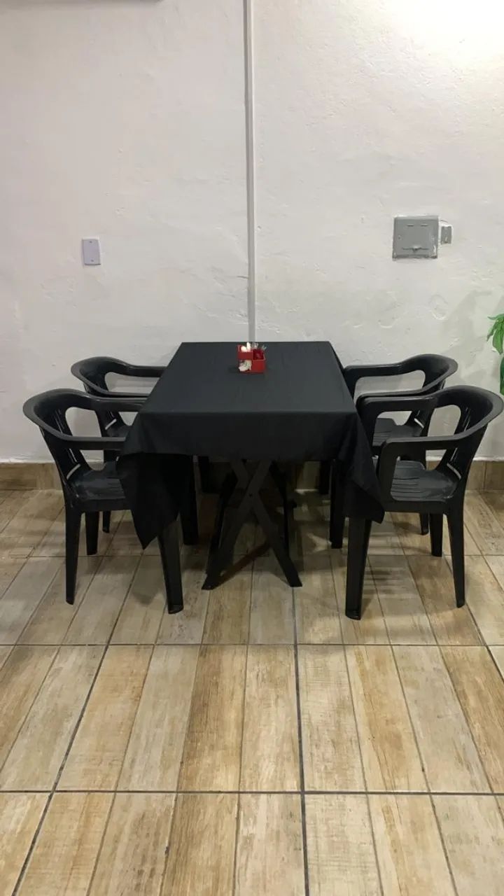 19 Cadeiras de plástico tipo poltrona