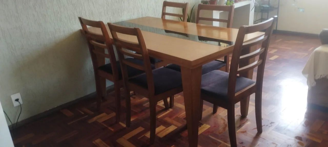 Mesa de madeira com 06 cadeiras  - Foto 2
