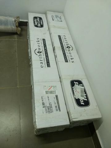 Piso Vinílico na caixa fechada com cola adesiva - Foto 3
