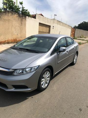 Civic 13-14 Carro tomado de financiamento, sem sinistro , sem batida 4 pneus novos - Foto 2