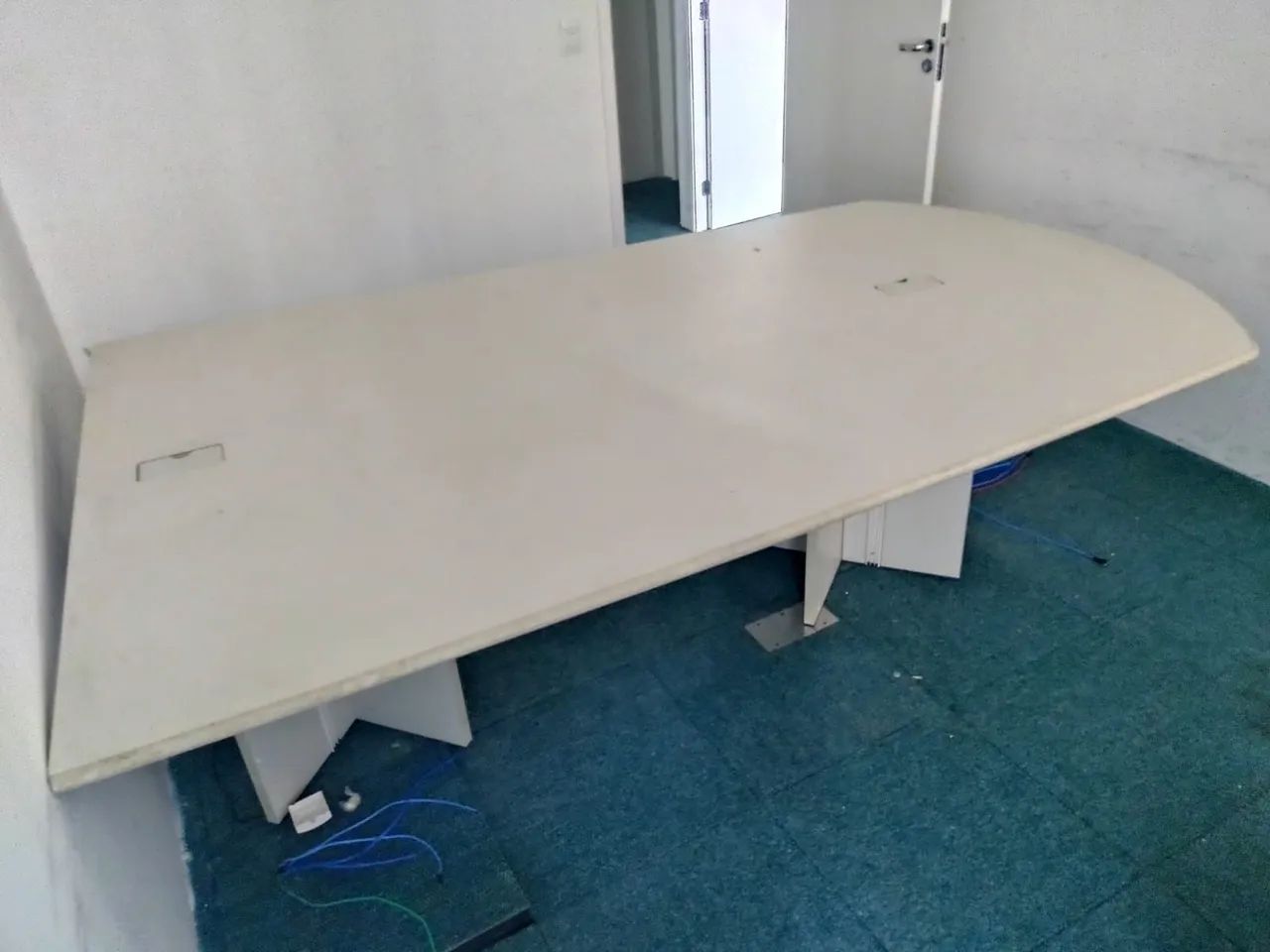 Mesa de reunião, Mdf, tem 2,415m, otimo estado e qualidade. - Foto 2