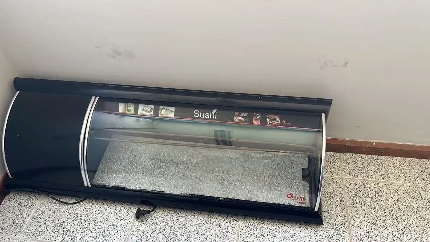 Vitrini Refrigerada Omega  para sushi e doces 