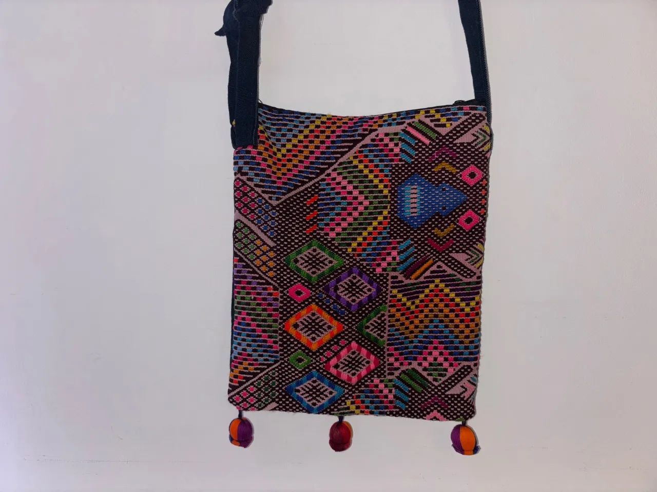 Bolsa de ombro colorida regulável com pompons - Foto 5