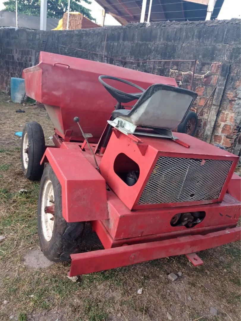 Trator com caçamba - ideal para obras planas