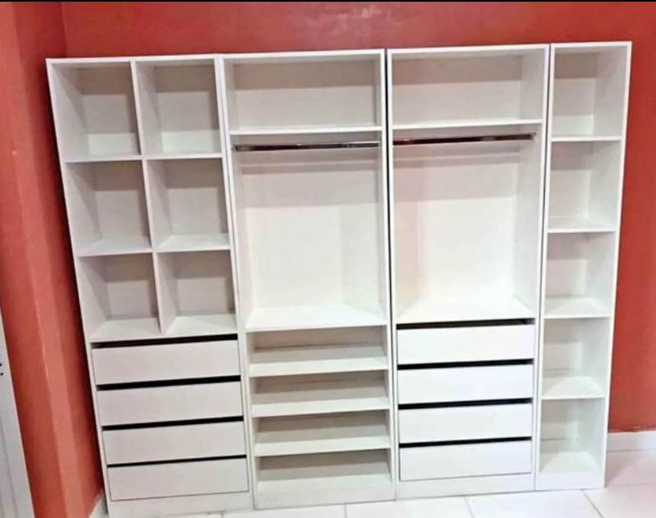 CLOSET COM FUNDO E SAPATEIRA