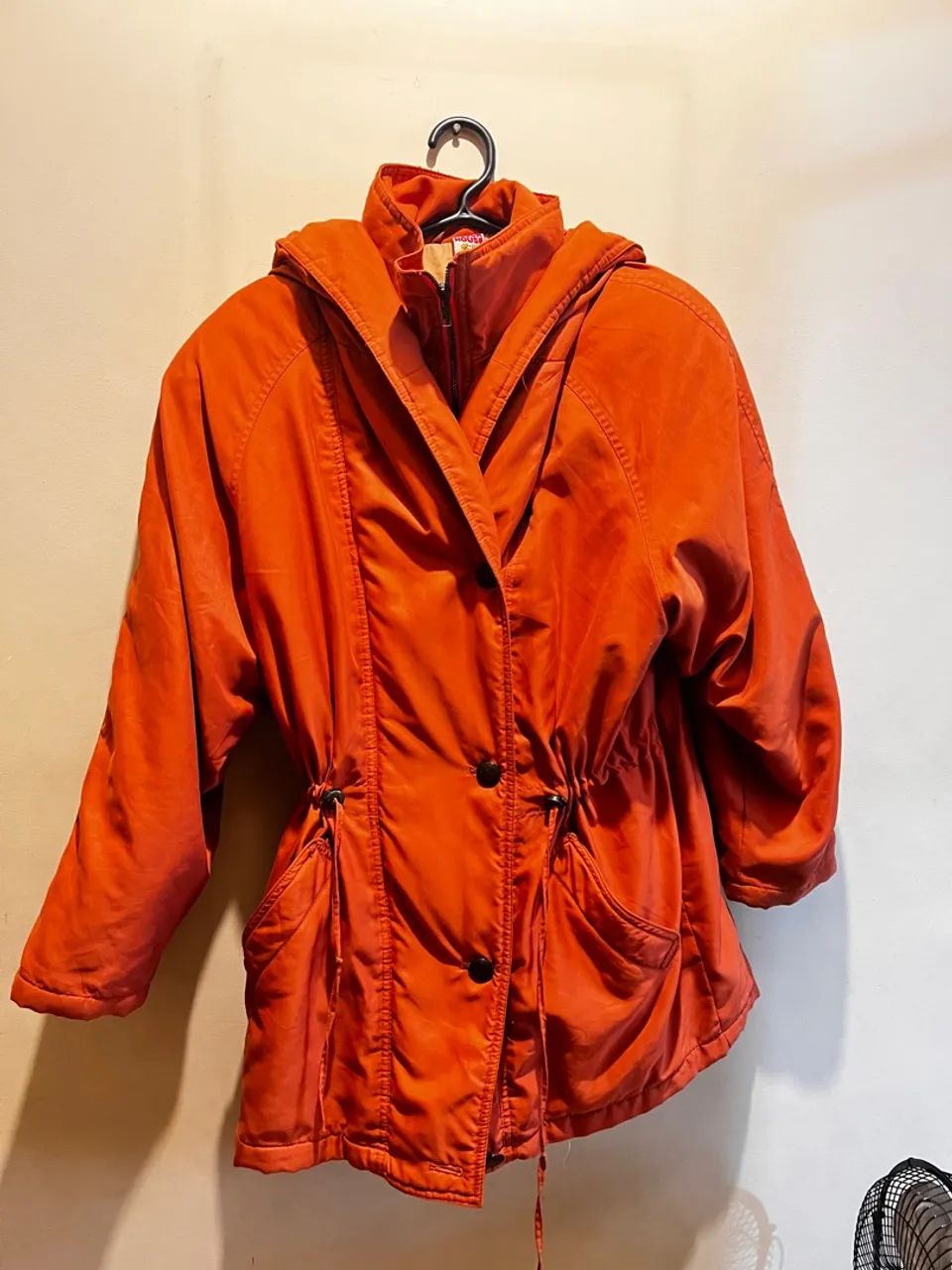 Jaqueta laranja com capuz 