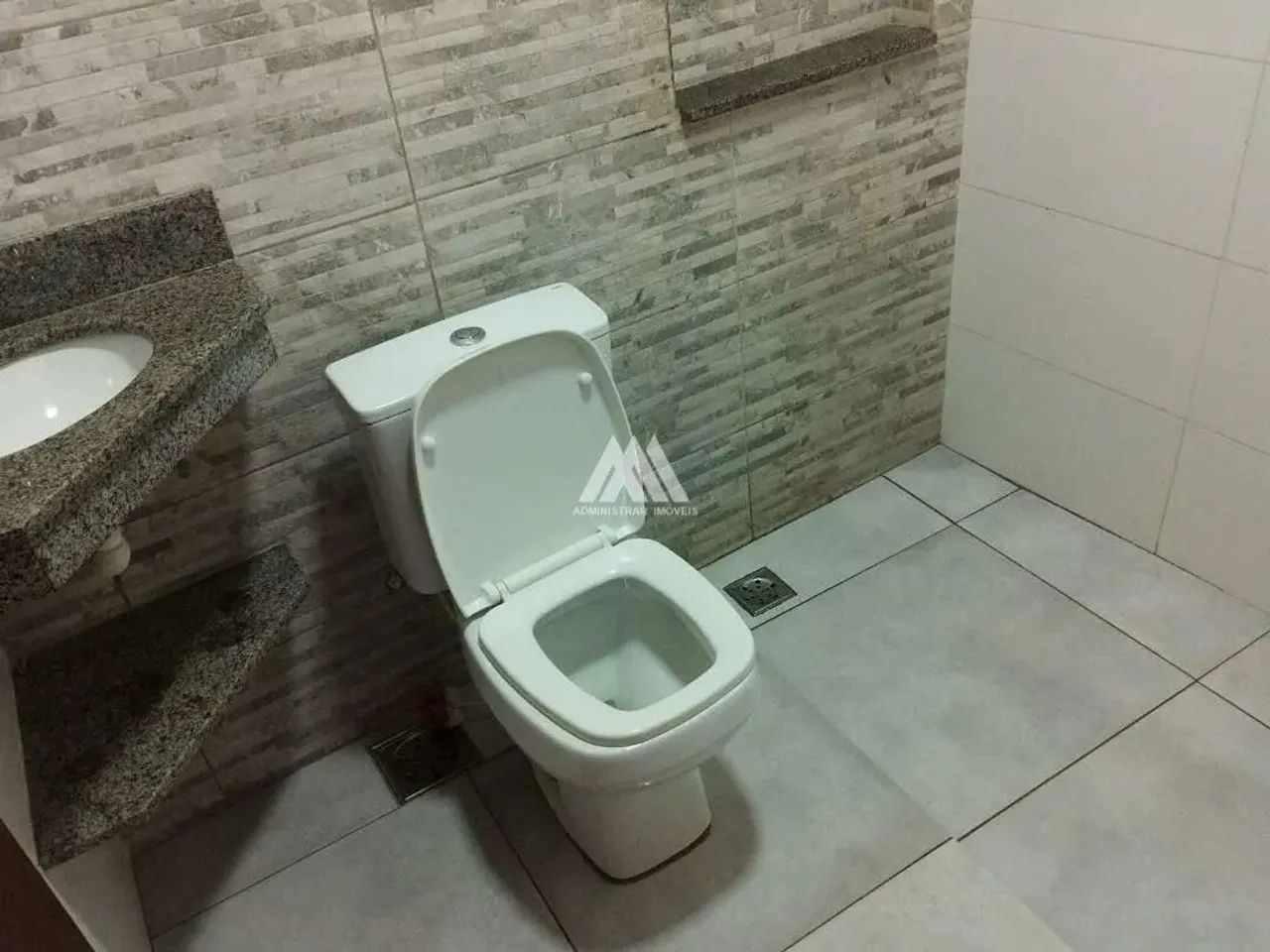 Alugo casa em Itaúna em bairro com excelente localização! - Foto 3