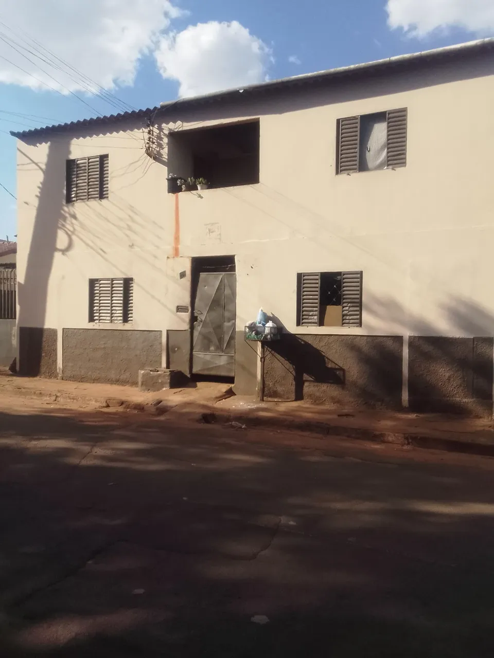 Aluga-se quarto com banheiro no bairro universitárias2 conhecida como cohab