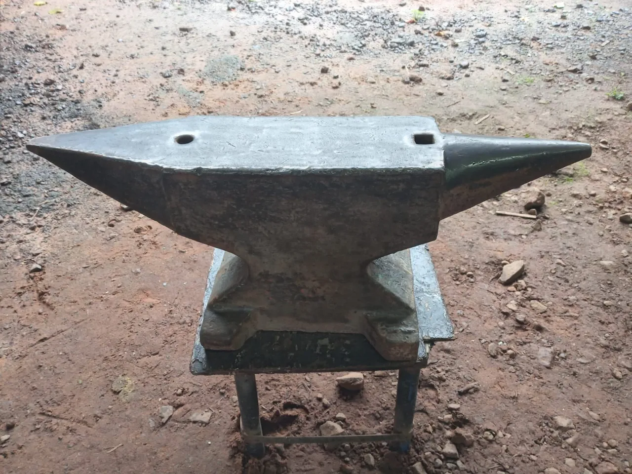 Bigorna de Ferreiro, centenária, maciça.