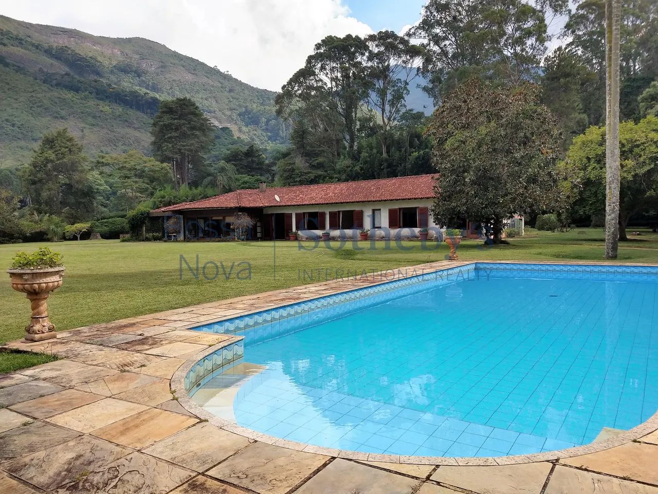 Casa linear com amplo gramado - Foto 3