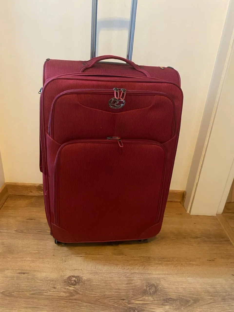 Mala de viagem vermelha com rodinhas. Marca Bagaggio 23kg