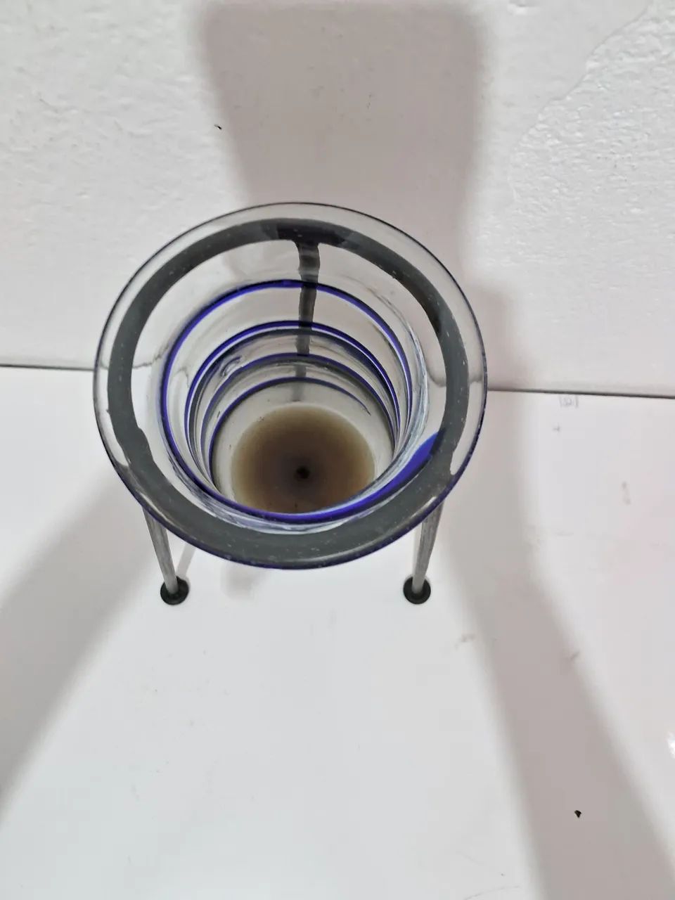 Porta vela antiga de vidro com detalhes azul e suporte - Foto 3