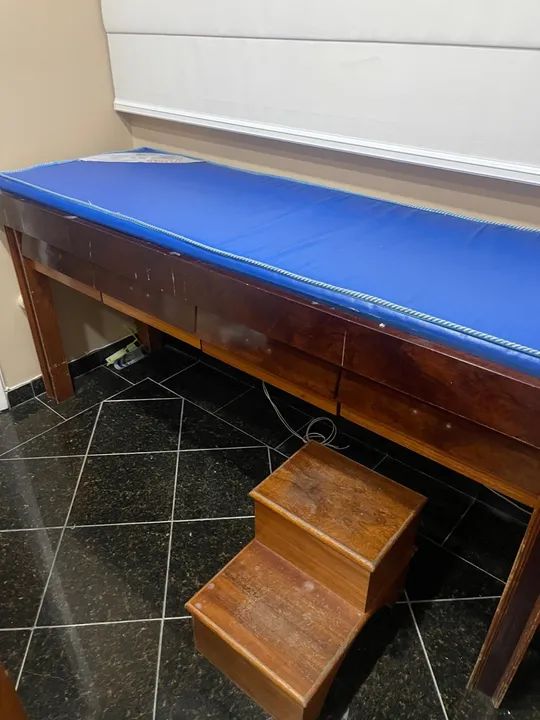 Mesa de madeira maciça com tampo acolchoado - Foto 4