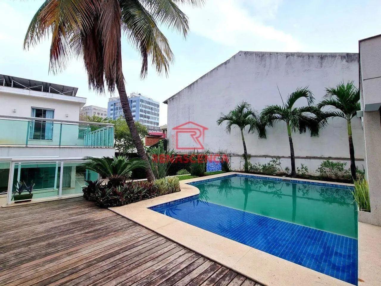 Casa com 6 Quartos e Piscina em Todos os Santos.