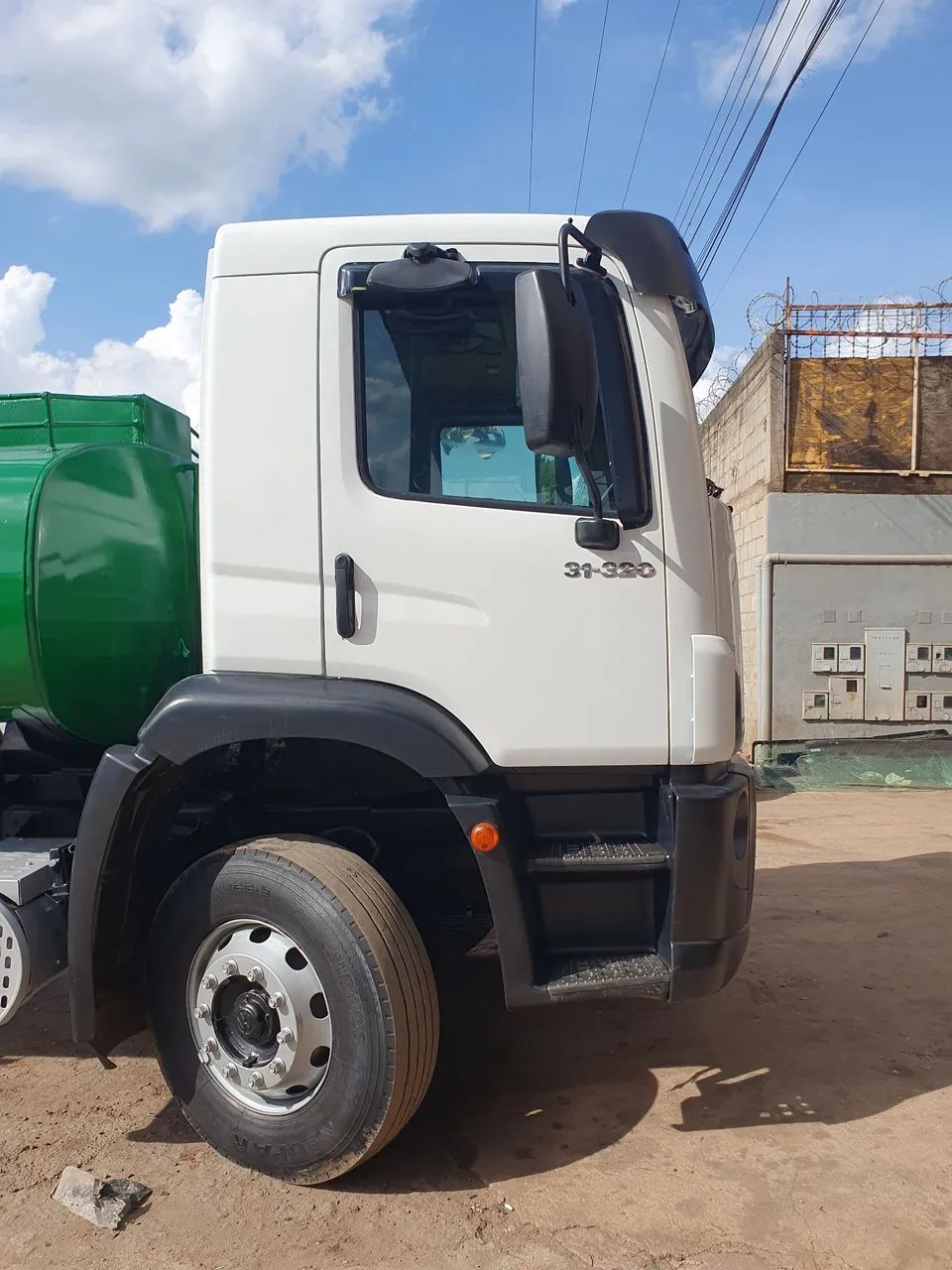 caminhão constelation 31320 pipa - Foto 8