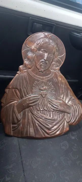 Quadro antigo em bronze leia a baixo 