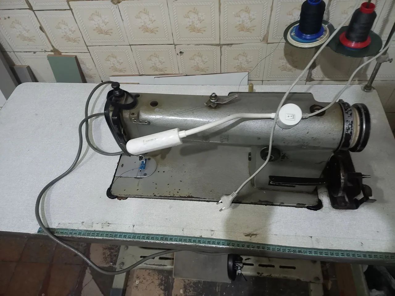 Maquina de costura reta industrial Luki.