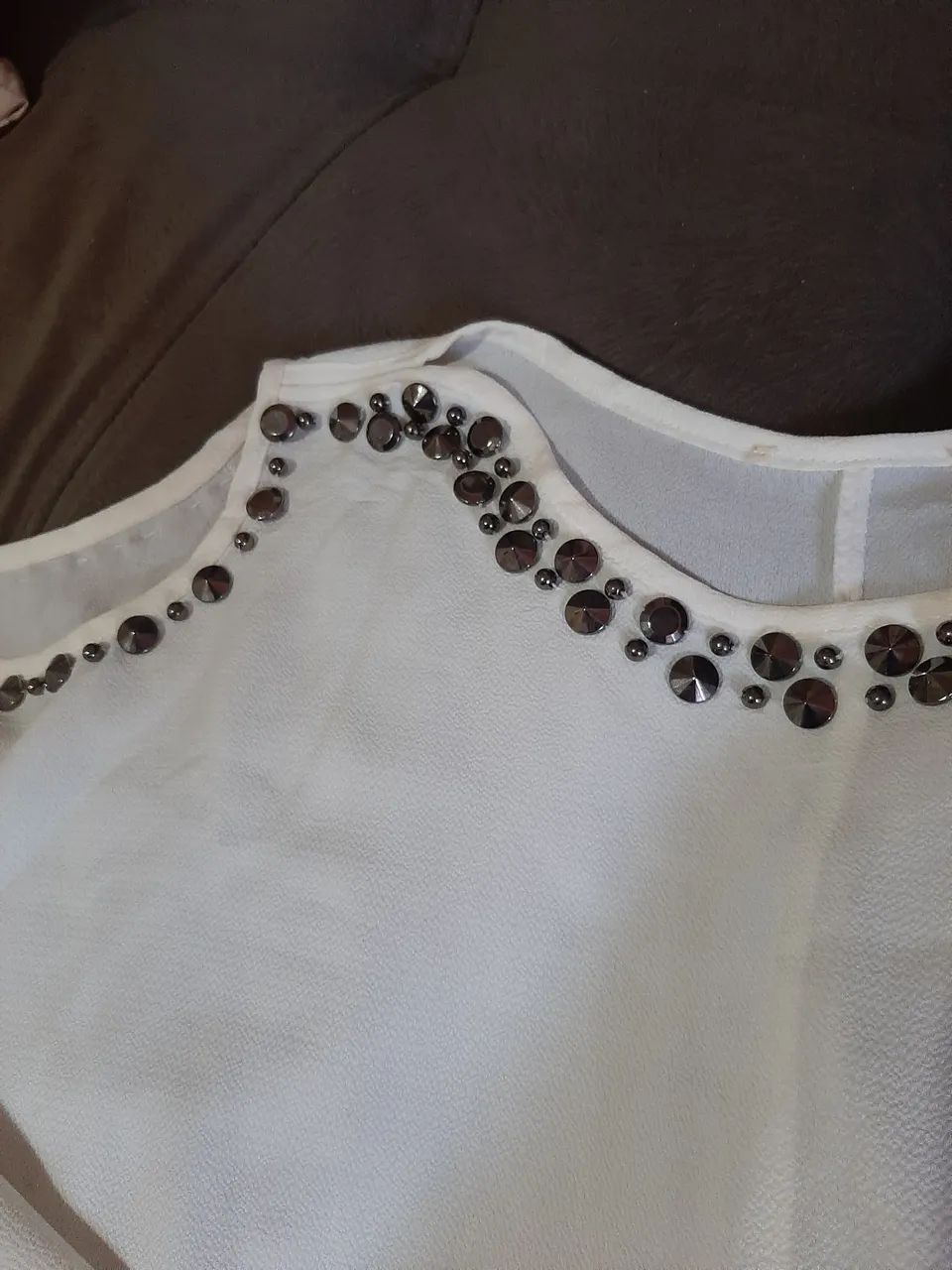 Blusa branca com detalhes em metal - Foto 2