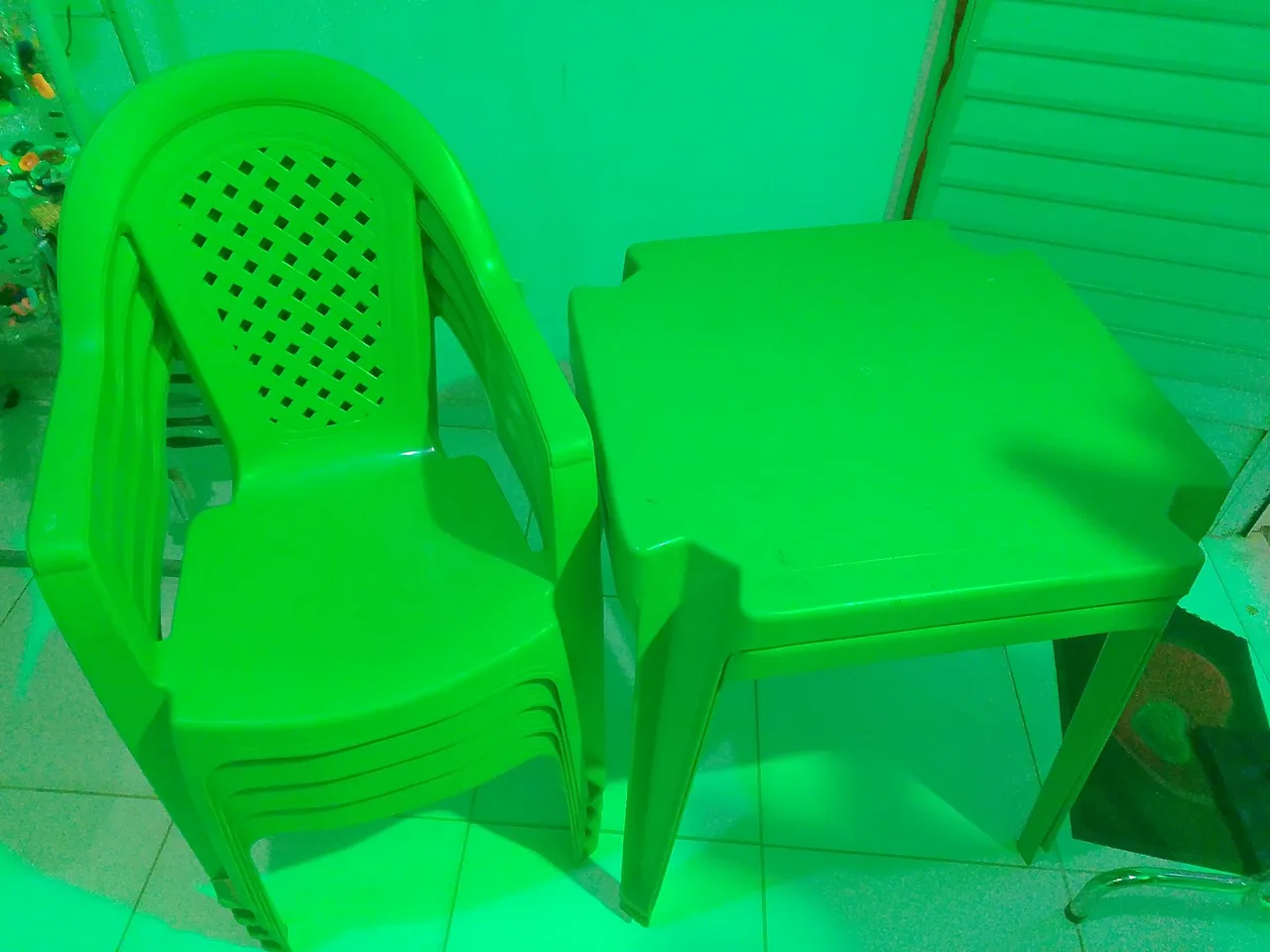Conjunto de mesa e cadeiras de plástico