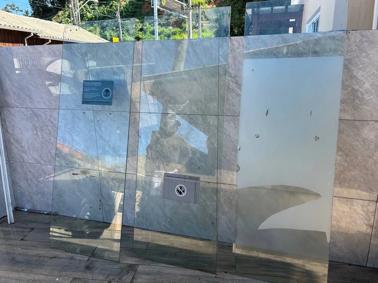 Porta de vidro usada 