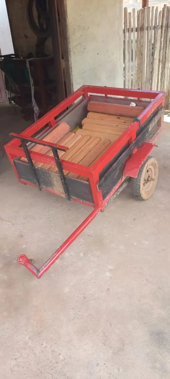 Vende-se esta carrocinha para moto,madeira nova trocadas recentemente,pintura boa.