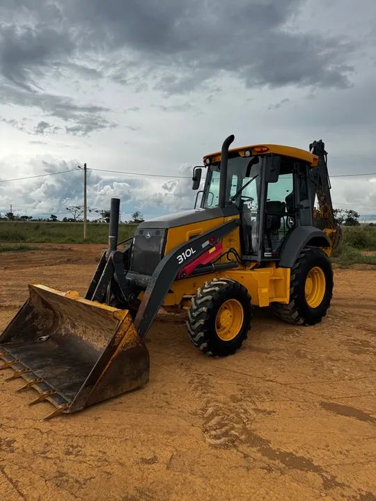 RETROESCAVADEIRA JOHN DEERE 2020 único dono pneus novos 