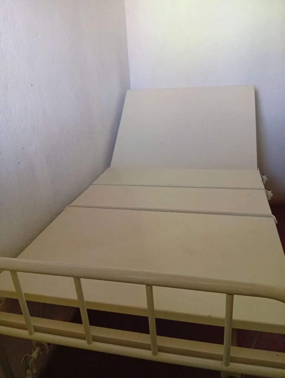 Cama de hospital em ótimo estado