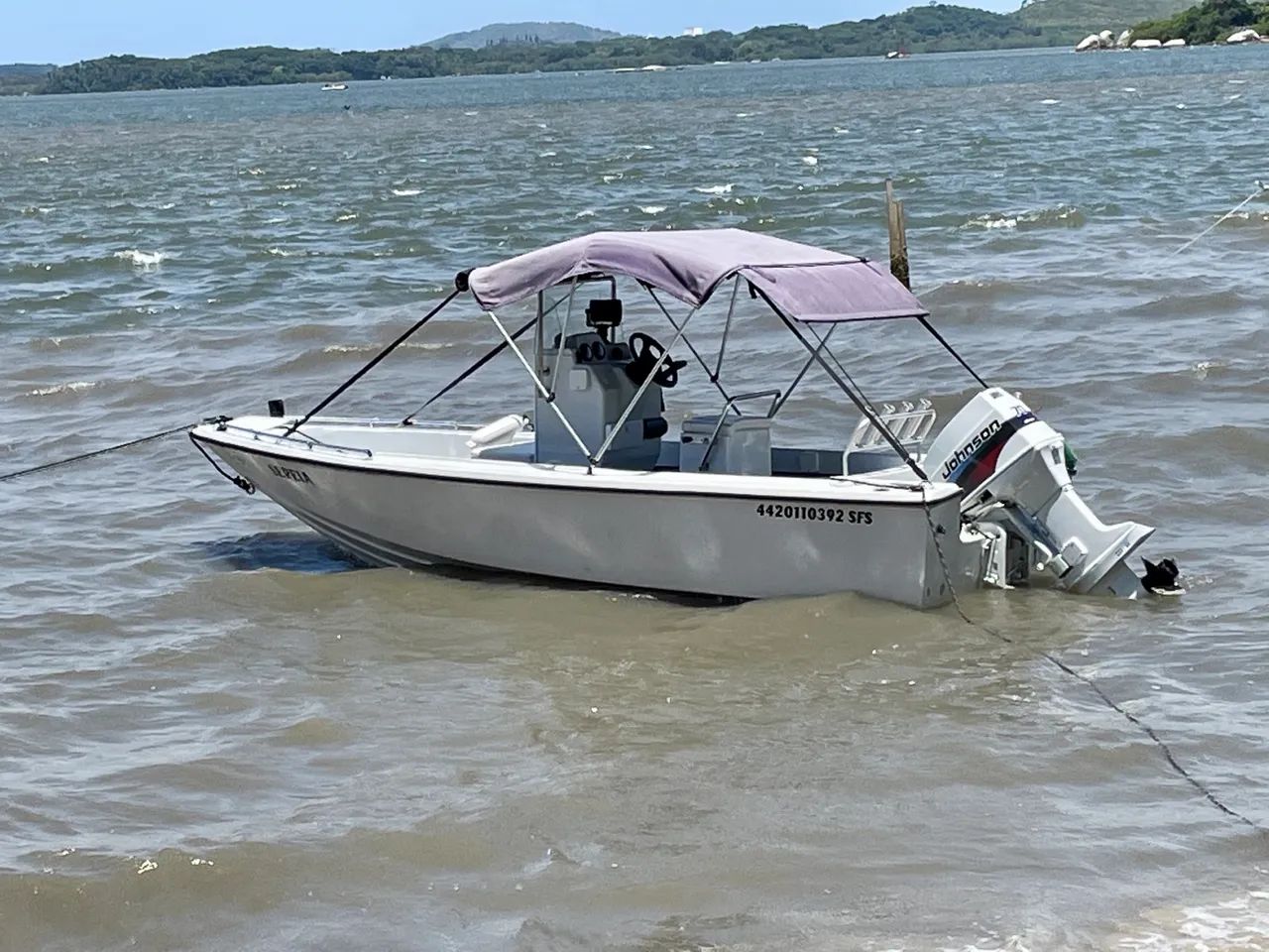 Lancha de Fibra 16 Pés com volante central e carreta rodoviária.