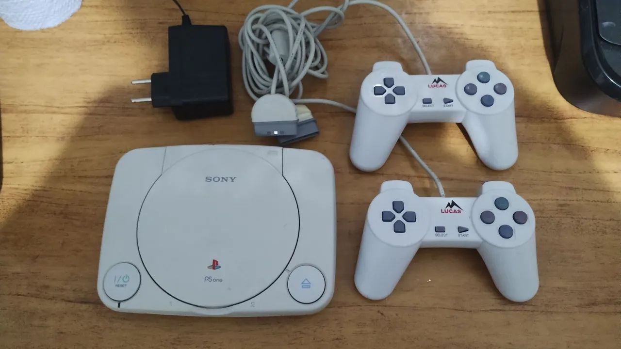 Playstation one, com 2 controles e 4 jogos 