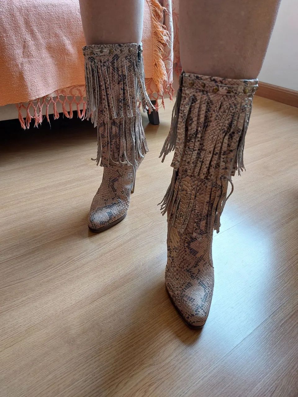 Botas de couro com franjas e salto alto - Foto 3