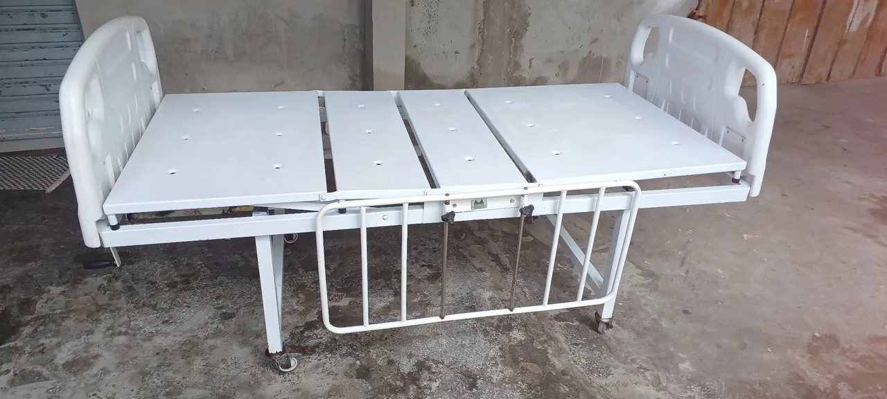 Cama Hospitalar acompanha ,colchão pneumático e colchão de espuma com a capa impermeável