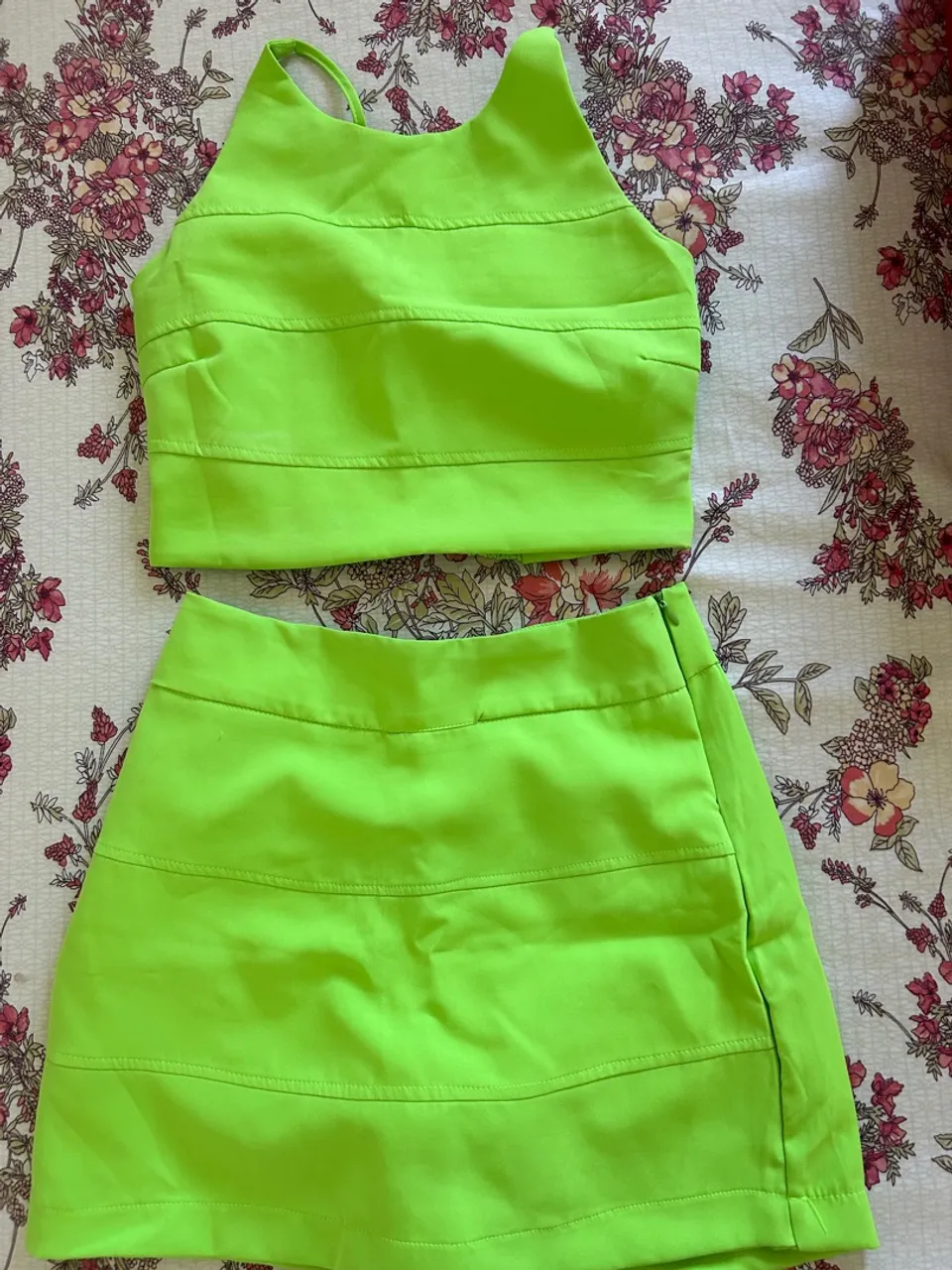 Conjunto Cropped e Saia verde vendo