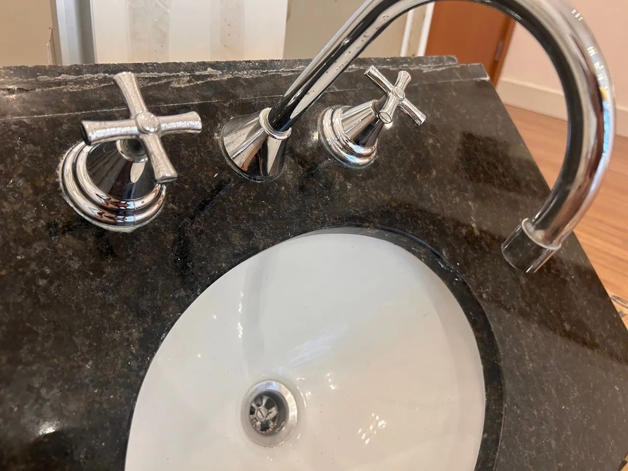 Pia mármore + Cuba DECA + torneira - Foto 4