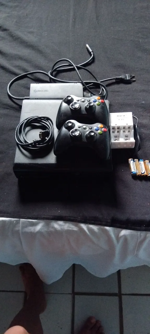 Xbox 360 com 2 Controles e Acessórios