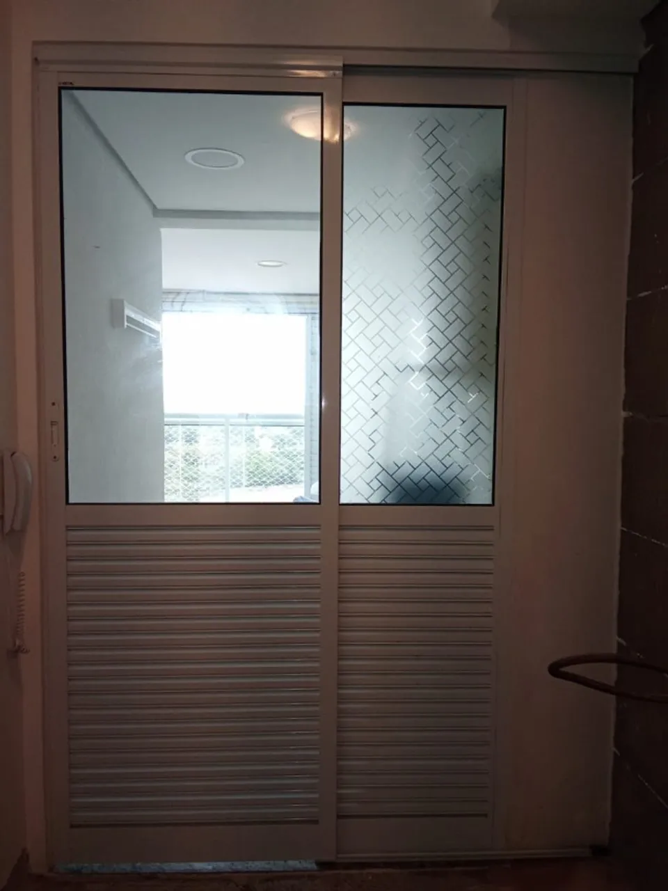 Porta alumínio branca com vidro semi nova. Sendo 2,13 de altura, com 2,15 de largura